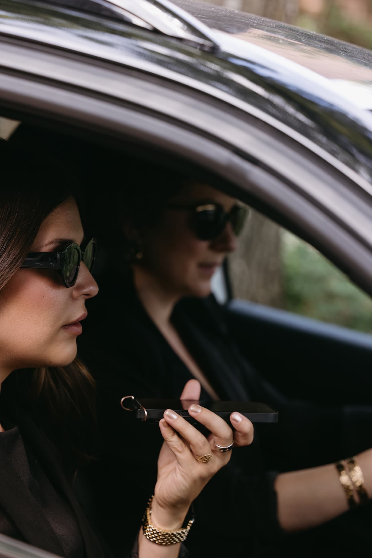 Rachelle en Tamara onderweg in de auto